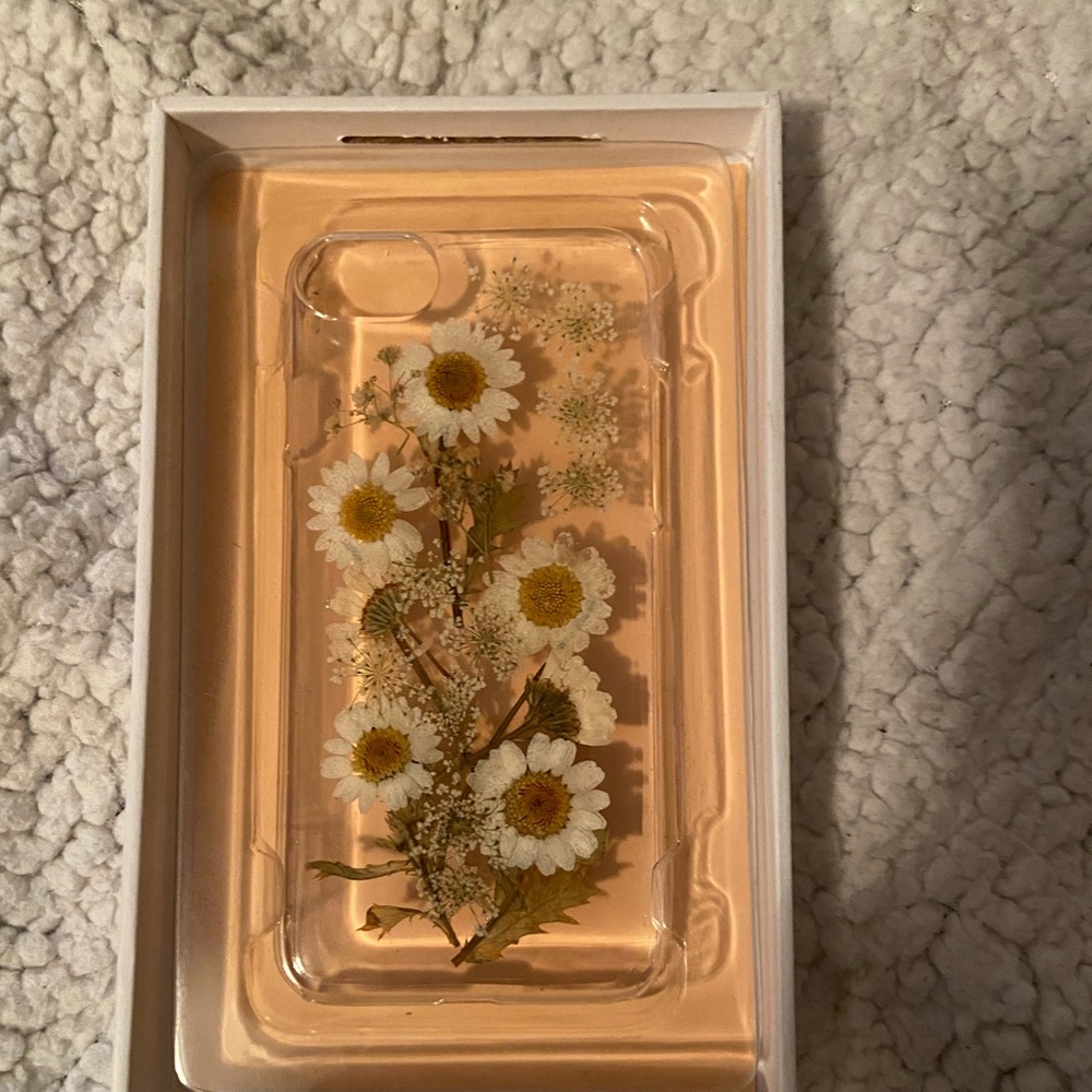 NWT UO pressed daisy iPhone 7 case